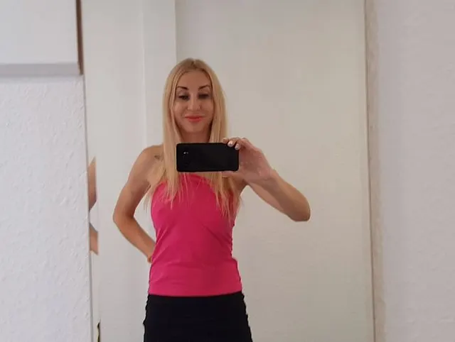 Old-Guy beobachtet Ukrainische Blondine beim Selfie und freut sich auf einen geilen Fick mit ihr...