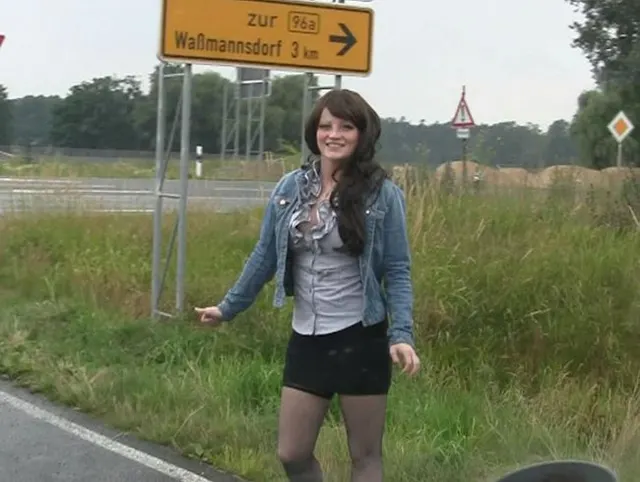Naive 18j Anhalterschlampe public vollgespritzt