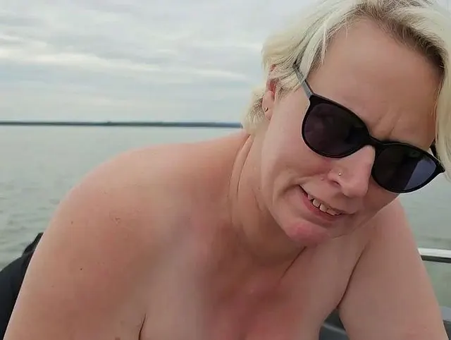 Öffentlicher Blowjob mit Sperma schlucken auf einem Treetboot (ohne Ton)