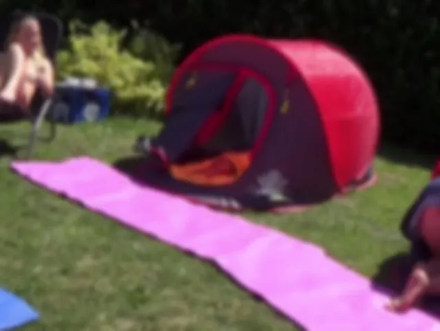 Sprudelnde Schwänze, glühende Fotzen im Fickcamp!