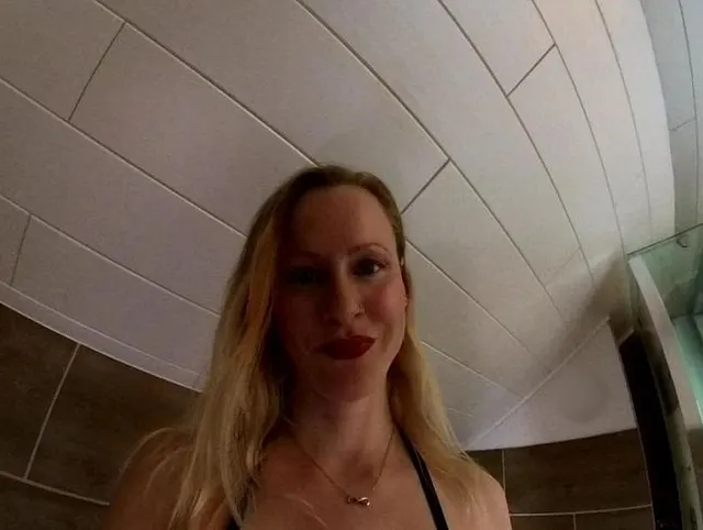 Giantess: los, schluck meine Pisse!