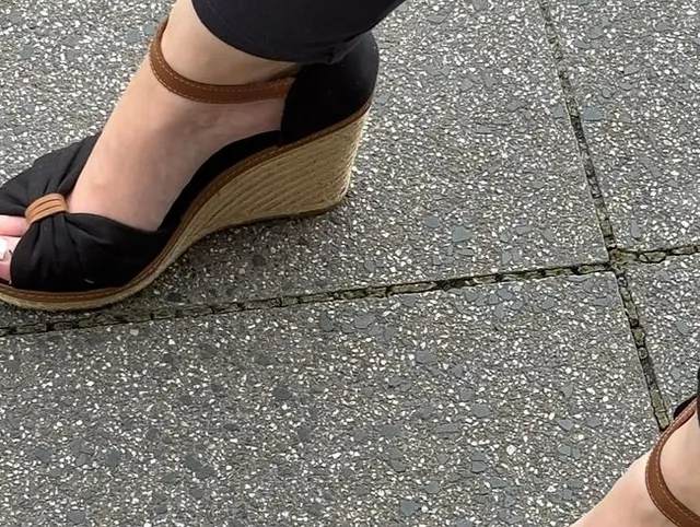 Mit voll gespritzten Keil Heels in ein großes Möbelhaus, in Cum Wedges