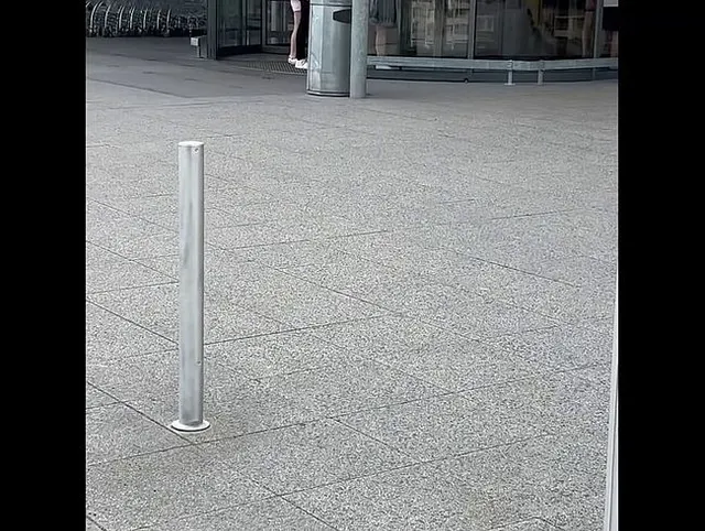 Mit voll gespritzten Keil Heels in ein großes Möbelhaus, in Cum Wedges