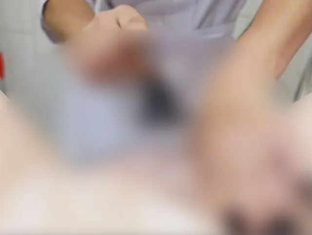 POV-Medfet-Rasur mit extra langen Krankenschwesternägeln