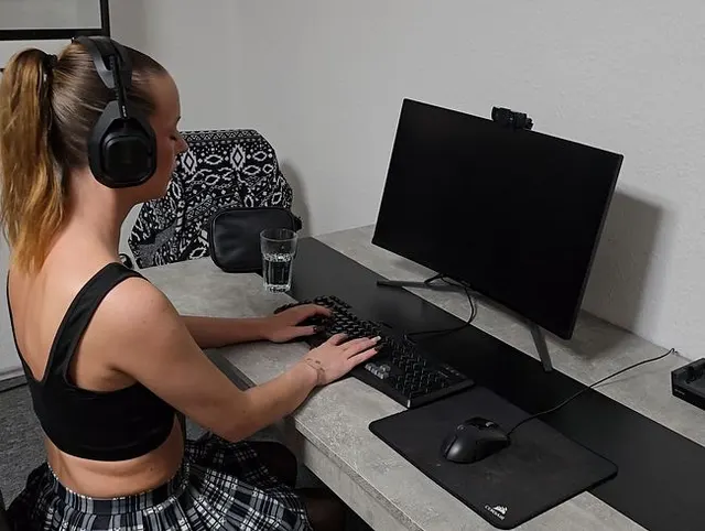 Vorschau aus Nahaufnahmen: Geile Homeoffice-Pause: Dildo-Spaß im Rock & halterlosen Strümpfen!