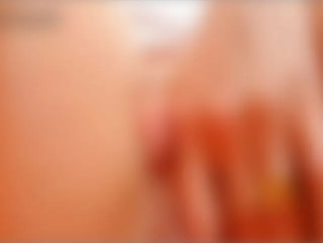 Amateur sexy Piss mit Analplug in meiner Badewanne...lass mich deine "misses Pipi" sein...