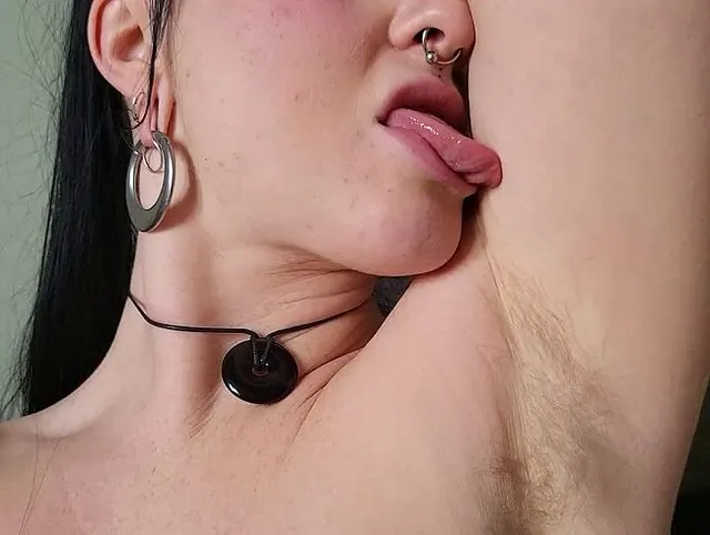 Hairy Mary gibt euch eine Führung durch ihr Naturschutzgebiet & fingert sich bis zum Orgasmus