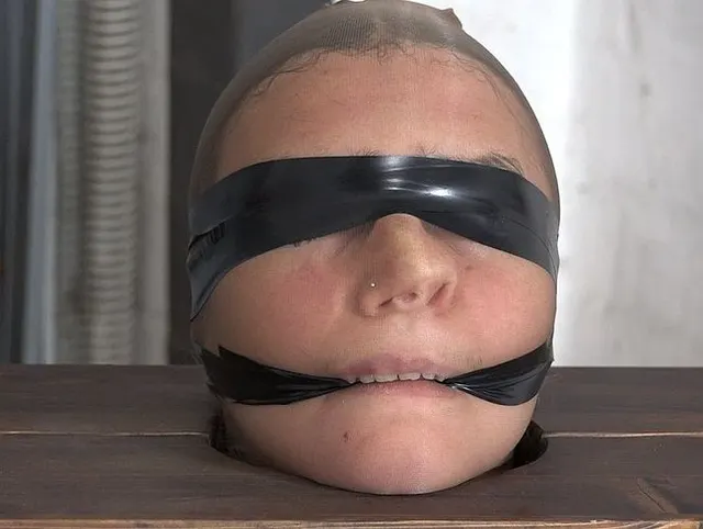 Im Pranger gefesselt in die Garage gepisst