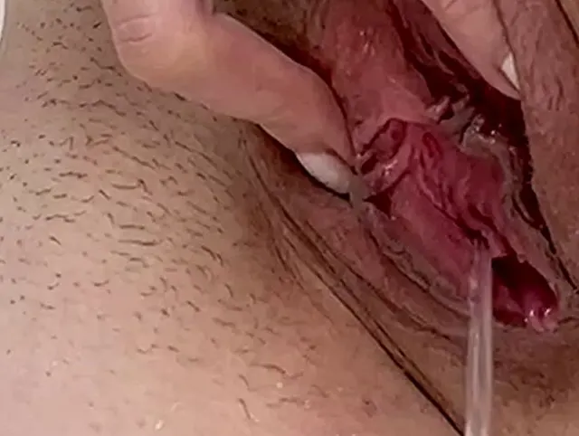 meine unrasierte Pussy beim pinkeln