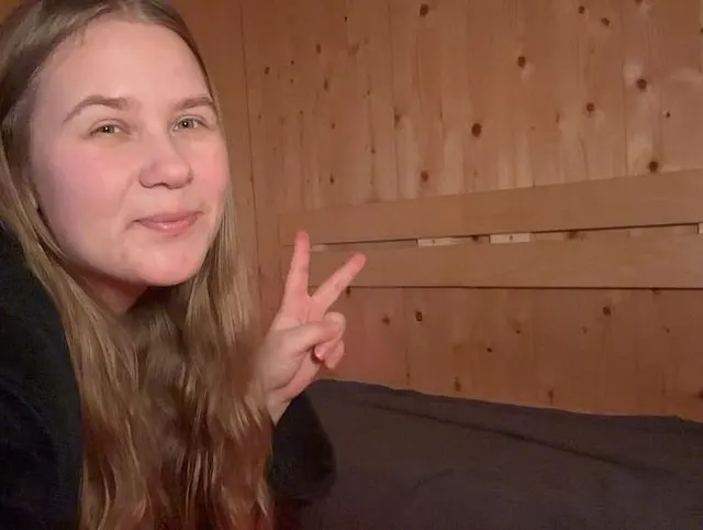 Schwitzende Versuchung in der Sauna