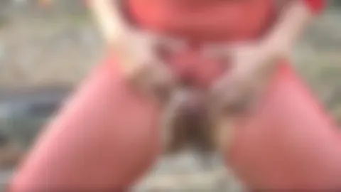 Piss im roten Netzanzug