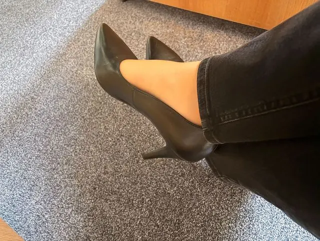 Ihre Spitzen Büro Pumps vor der Arbeit voll Sperma gespritzt