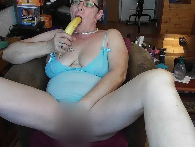Chiquita-Stimulation... Schon wieder eine Banane in die geile Möse geschoben