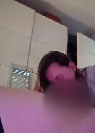 Schneller Blowjob. Und zum Schluss spritzt er mir die komplette Ladung in den Mund.