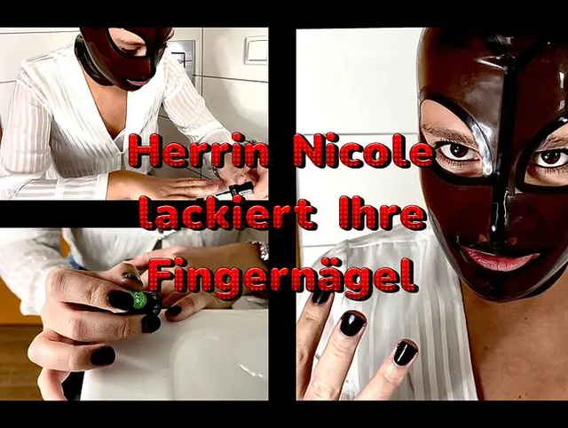 Domina lackiert ihre Fingernägel. Würdest du zukünftig diese Aufgabe übernehmen? Schwarzer Nagellack