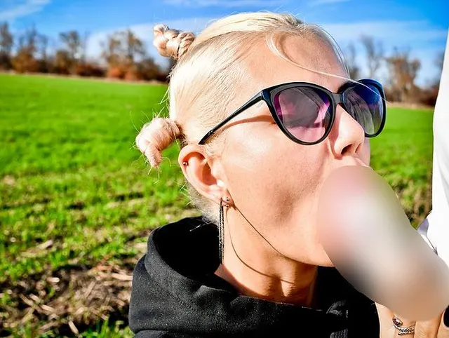 Eine zuckersüße Maus lutscht mir mitten auf einem Feld den Schwanz und bekommt Sperma in den Mund.