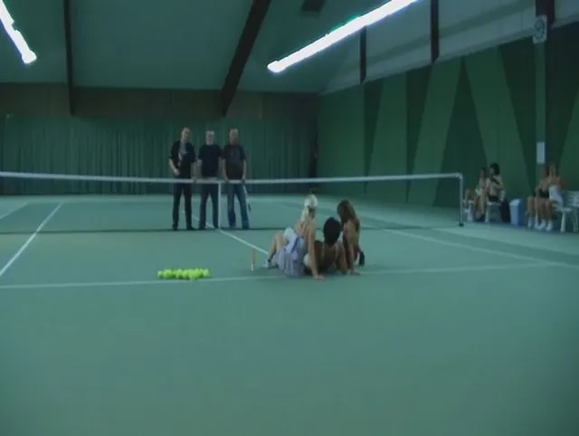 Lesbenshow fuer die Tennisspieler