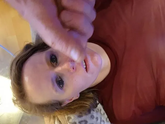 Wichsen und Sperma schlucken auf dem Sofa