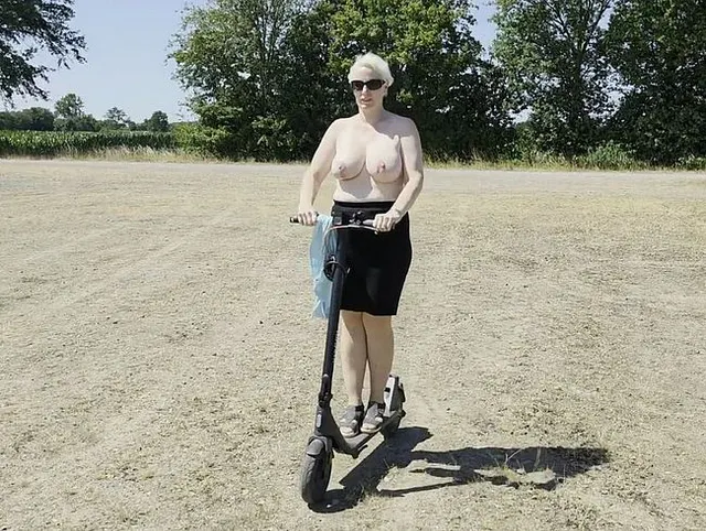 Frivol mit dem E-Scooter unterwegs