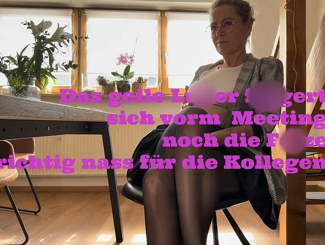 Das geile Luder fingert sich vorm Meeting noch die Fotze richtig nass...