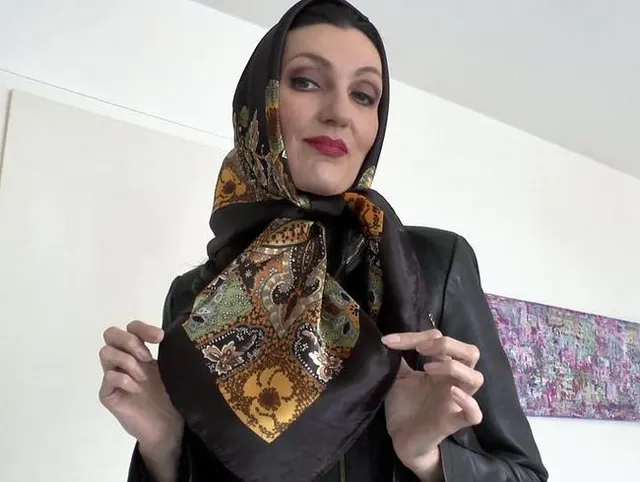 Satin KopftuchFashion Show, Satin Kopftuch und Lederjacke, JOI Lady Victoria