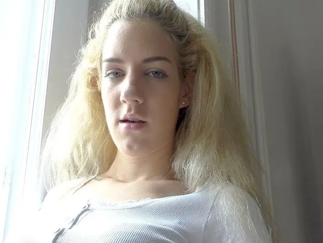 Blonde Barbie besucht ihren Freund Ken