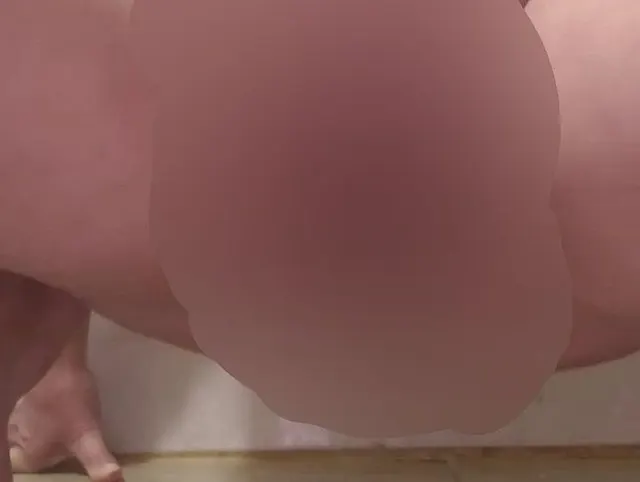 Pissen und Furzen – Ein privater Moment im Badezimmer
