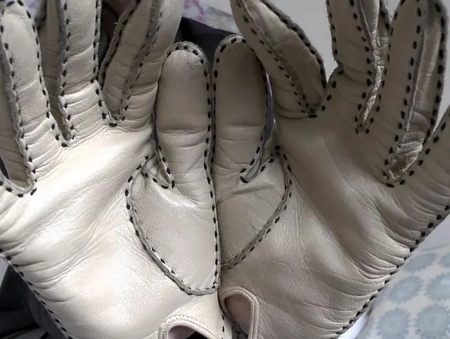 Beige Lederhandschuhe mit starkem Ledergeruch auf Deinem Gesicht, Lady Victoria