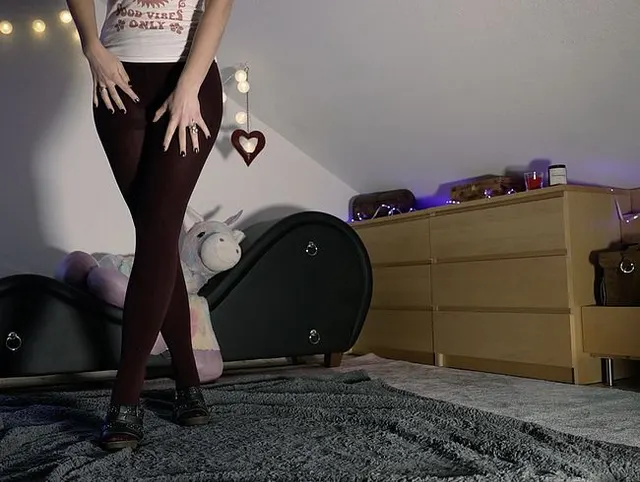 Freudig in meiner Strumpfhose Pipi gemacht