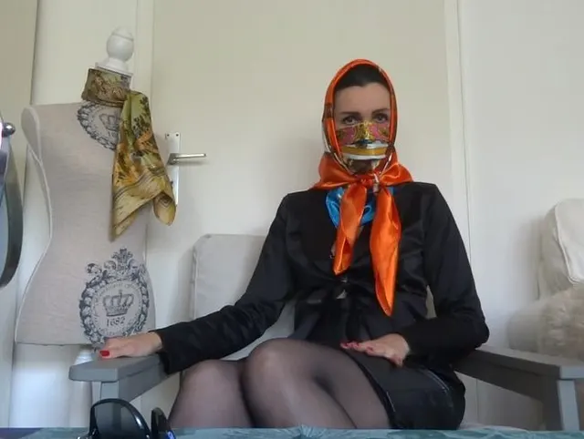 Im Tücher Studio: Anprobieren von Kopftüchern, Halstüchern, Schal-Gesichtsmaske