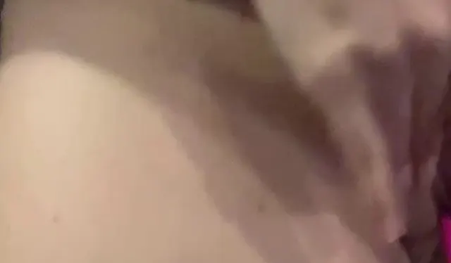 Ein Vibrator in meiner Vagina auf höchster Stufe und ich bin eine nackte, wunderschöne Blondine.