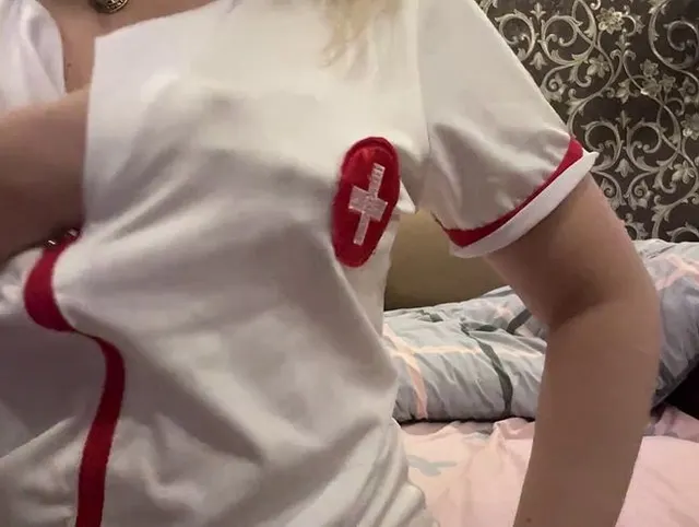 Ich bin Krankenschwester und ich spiele mit meinen Titten und spucke auf sie und reibe sie dann!