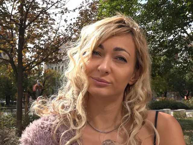 GERMAN SCOUT - Schlankes Fitness Teen Lola bei Straßen Casting gefickt