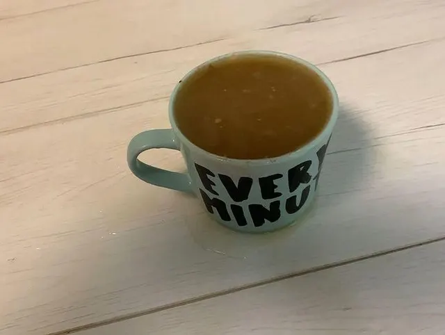 Piss in die Kaffeetasse:)