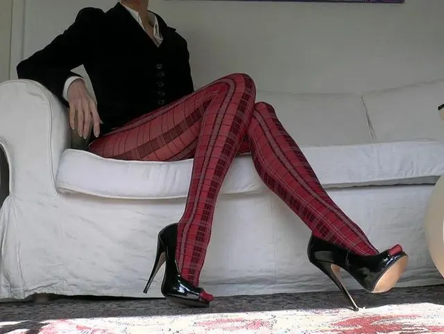 Rote Schottenstrumpfhose und extrem Heels Beine Show