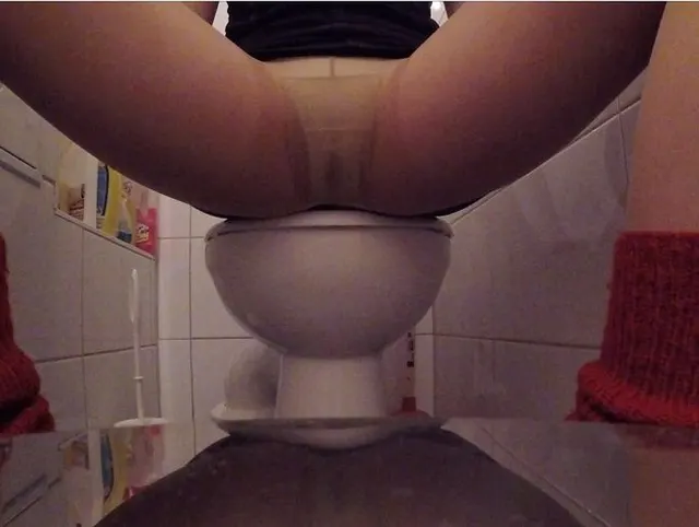 Durch die Strumpfhose gepisst!