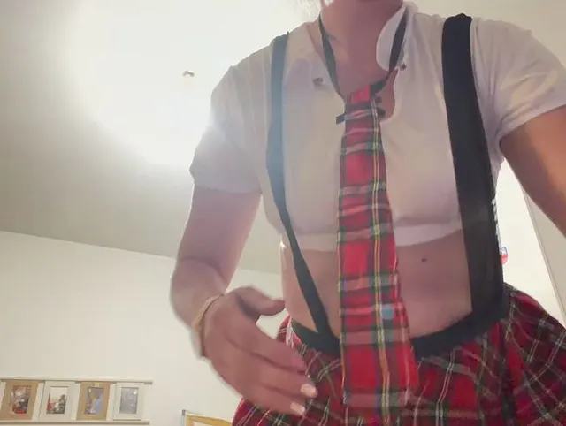 Heute Bin ich ein unartiges Schulmädchen was sich in allen Löchern fickt