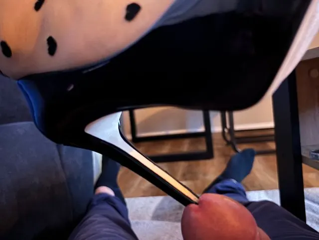 Heeljob mit Lack Peeptoes und Absätze in Schwanz und Eier bringen ihn zum Spritzen!