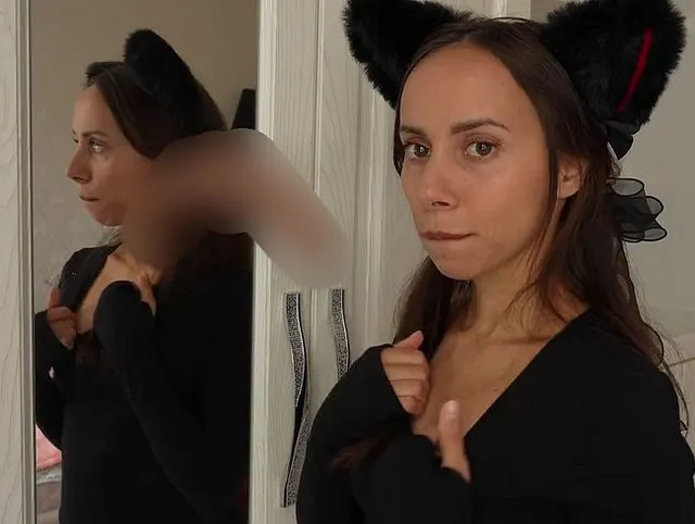 Catgirl lutscht einen Dildo am Spiegel