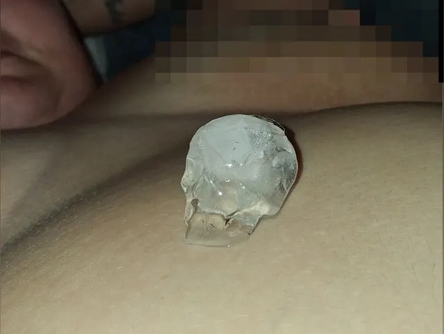 Abkühlung mit Eiswürfeln