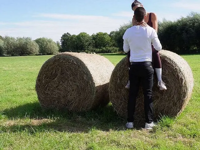 Die pakistanische Joggerin wollte hinter den Heuballen benutzt werden. Mina & Maniac Javed