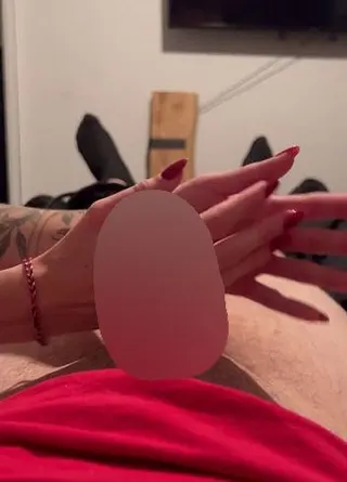Mitbewohner mit geilem Handjob verwöhnt