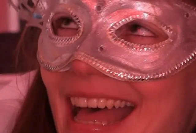 Auf ner Eyes Wide Shut Party von 2 Typen durchgenommen - Teil 2