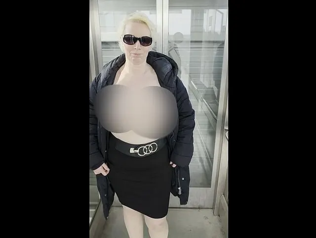 Topless im Fahrstuhl
