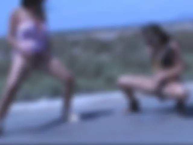 2 Weiber pissen auf die Landstrasse
