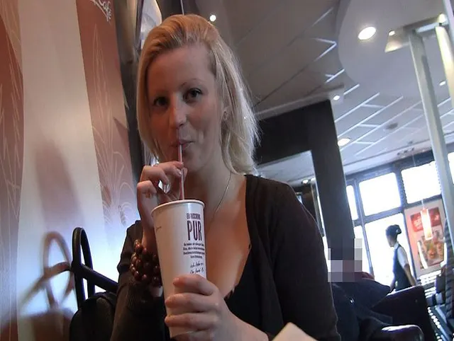 Sperma Snack für naives Blondchen