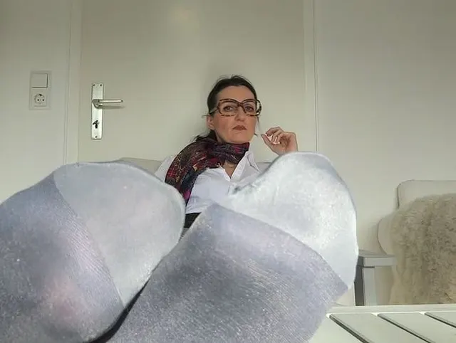 Sperma auf der Tanten Brille! Strenge Käsefuß Zucht