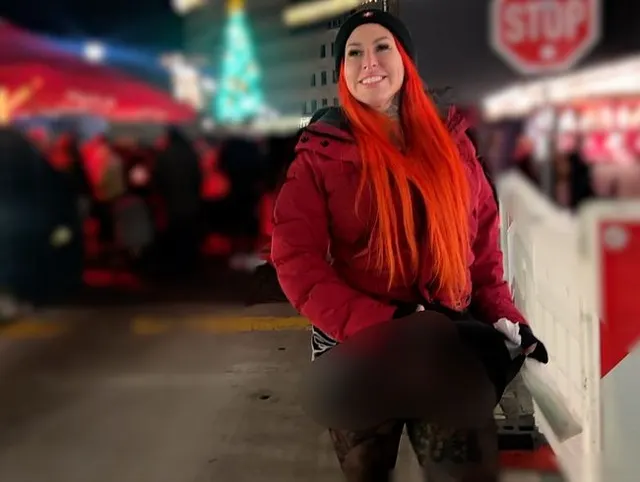 So dreist wie ich ist keiner mit schnellficker Outfit auf Schwanzsuche auf dem Weihnachtsmarkt Sch