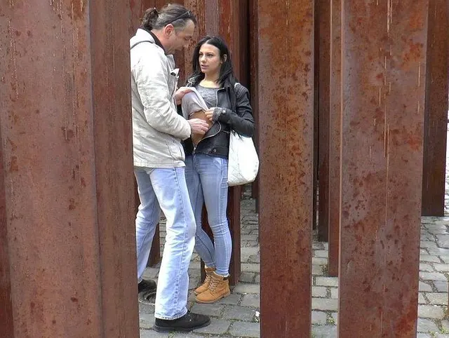 Public ! sie bekommt den Schwanz ins Maul