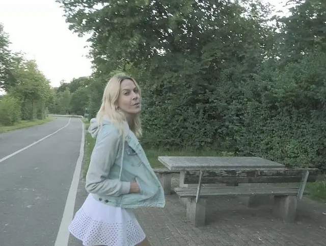 Blonde Schlampe schnell auf dem Parkplatz gefickt !!
